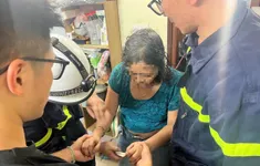 Hà Nội: Dùng thang, cắt cửa giải cứu người phụ nữ mắc kẹt ở tầng 3 ngôi nhà