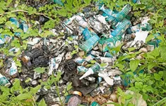 Chủ kênh Tiktok “Gia đình Hải Sen” bị bắt: Nhiều sản phẩm bị đốt cháy nham nhở, vứt bỏ bên đường