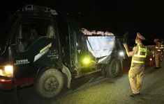 CSGT Hà Nội xử phạt nhiều xe quá tải hoạt động về đêm
