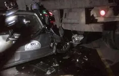 Xe con tông xe đầu kéo đang dừng, 5 người trong gia đình thương vong