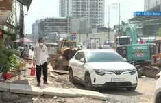 Sau nửa năm thông xe, đường Lương Định Của vẫn ngổn ngang rào chắn