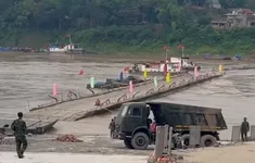 Hôm nay (20/6) dự kiến nối lại cầu phao Phong Châu