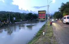 Ô tô chở 13 người lao xuống mương nước sau va chạm xe máy