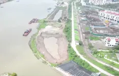Múc đất bãi ven sông gây nguy cơ mất an toàn đê điều