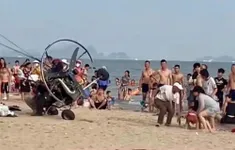 Dù lượn gắn động cơ lao vào du khách trên bãi biển Hạ Long