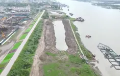 Hố sâu chạy dọc chân đê: Doanh nghiệp "thu hồi vốn", đê điều mất an toàn