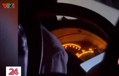 Tài xế xe khách chạy 100 km/h vẫn cầm điện thoại nhắn tin