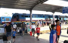Ngành Đường sắt bổ sung toa xe hỗ trợ hành khách khi sân bay Vinh tạm dừng hoạt động