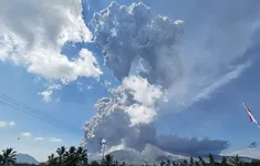 Núi lửa Lewotobi Laki Laki tại Indonesia phun tro bụi cao hàng chục km, nhiều chuyến bay bị hủy