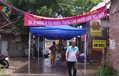 Hà Nội: Đường vào nghĩa trang bị đào hố, rào tôn,  người dân lội nước vào viếng mộ