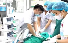 4 bác sĩ thay nhau ép tim cứu nam bệnh nhân ngừng tim sau khi ăn tiết canh