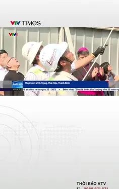 Đưa 2 thánh giá mạ vàng lên đỉnh tháp nhà thờ Đức Bà