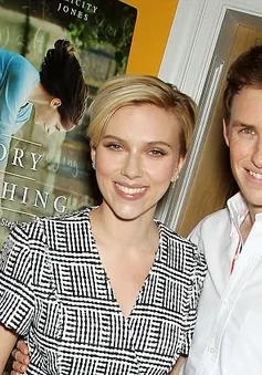 Scarlett Johansson khoe dáng đẹp sau khi sinh