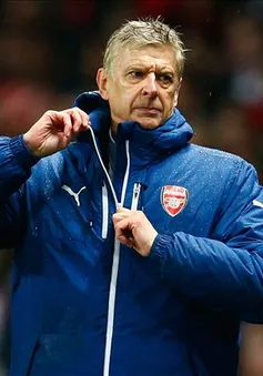 Arsenal thua sốc, HLV Wenger "lo sốt vó"