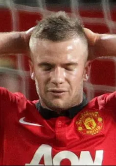 “Người thừa” Cleverley vẫn bơ vơ trong “địa ngục” Man Utd