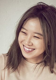 Gong Hyo Jin cười "thả ga" trên tạp chí Céci