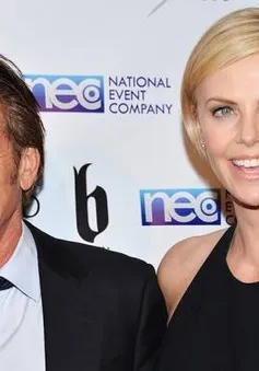 Sean Penn và Charlize Theron muốn một đám cưới kín đáo