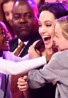 Angelina Jolie toả sáng tại Kids' Choice Awards 2015