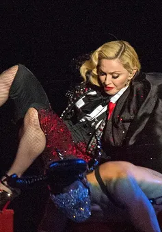 Madonna “vồ ếch” tại BRIT Awards 2015