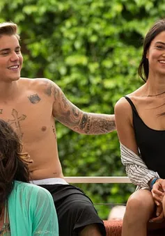 Justin Bieber thân mật với thiên thần Victoria's Secret