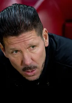 Simeone thấy "rõ như TV" pha dùng tay chơi bóng của Messi