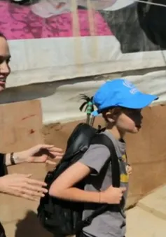 Xúc động giây phút mẹ con Angelina Jolie gặp người tị nạn Syria