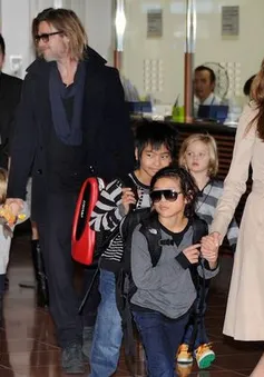 Đại gia đình Angelina Jolie rủ nhau đi trượt băng