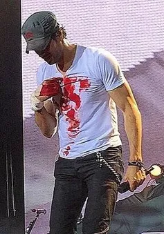 Enrique Iglesias bất ngờ bị thương khi biểu diễn