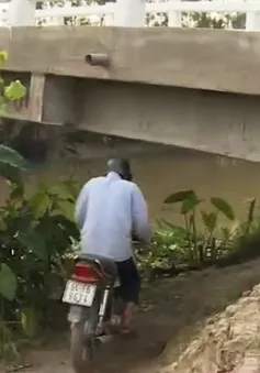 Vĩnh Long: Đường cụt, người dân phải chui... gầm cầu