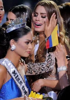 Khoảnh khắc HHHV Pia Alonzo Wurtzbach bị "bỏ quên" trong giây phút đăng quang