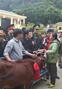 Chủ tịch nước dự lễ trao tặng bò giống cho đồng bào nghèo biên giới