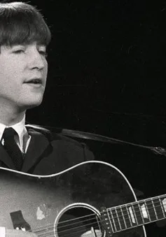 Đàn guitar của John Lennon được bán với giá triệu đô