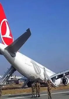 Máy bay trượt đường băng ngay sau khi cất cánh
