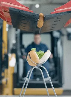 Choáng ngợp với khả năng điều khiển máy xúc làm bánh Hot Dog