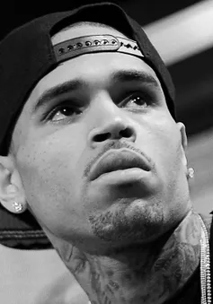 Bị bạn gái gốc Việt “đá”, Chris Brown khuyên đàn ông nên chung tình