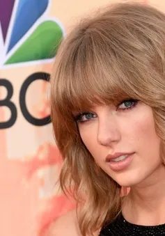 Taylor Swift "lẻ bóng" tới iHeartRadio Music Awards