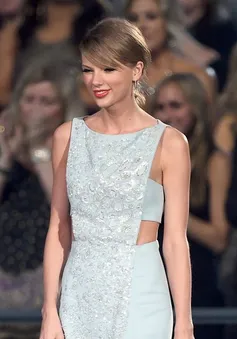 Taylor Swift đẹp như Nữ hoàng Băng giá tại ACM Awards 2015