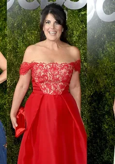 Sao nữ đua nhau khoe vai trần trên thảm đỏ Tony Awards 2015