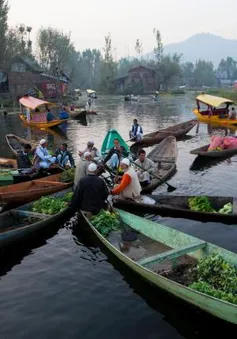 Chợ nổi Kashmir tấp nập trở lại sau lũ lụt