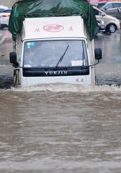 Trung Quốc: Giải cứu hơn 40 người mắc kẹt trong ô tô do ngập lụt