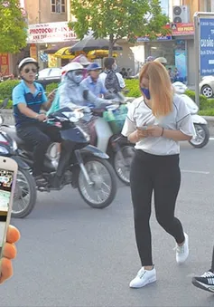 Vừa đi vừa... chơi Pokemon Go: Hiểm họa mất an toàn giao thông