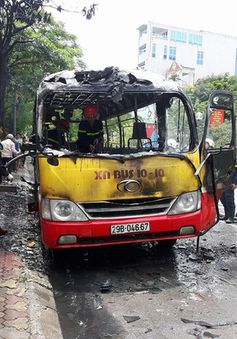 Hà Nội: Xe buýt bốc cháy dữ dội, hành khách tháo chạy