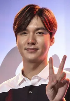 Lee Min Ho xúc động khi fan cạo đầu vì nhớ mình