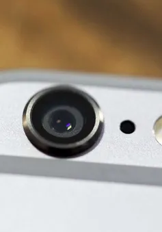 Lỗ nhỏ cạnh camera sau của iPhone có tác dụng gì?