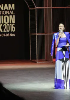 MC Phí Linh cá tính, đầy biến hóa tại Vietnam International Fashion Week