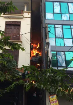 Cháy nhà dân tại phố Đội Cấn (Hà Nội), cả nhà may mắn thoát nạn