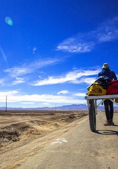 Nhiếp ảnh gia đơn độc khám phá sa mạc muối lớn nhất thế giới ở Bolivia