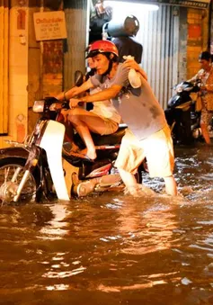 Người dân TP.HCM tiếp tục "vật lộn” với triều cường