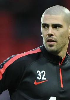 Man Utd nhận "hàng thải" Valdes trước thời hạn