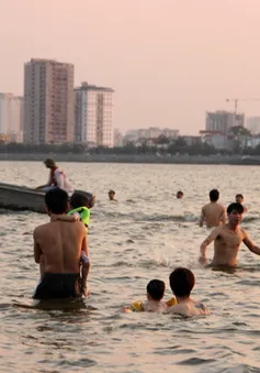 Mặc biển cấm, hàng chục người dân Thủ đô tắm giữa Hồ Tây